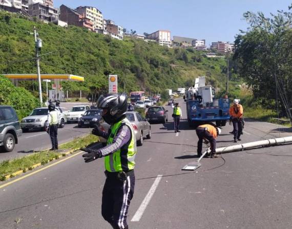 Un poste de alumbrado público fue derribado en la avenida Velasco Ibarra, antes del ingreso a La Vicentina.