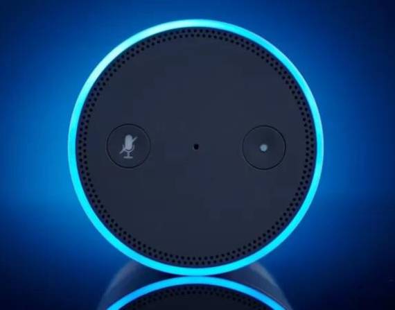 El altavoz inteligente de Amazon Echo funciona con el asistente de voz Alexa.
