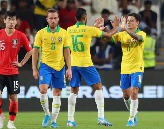 Jugadores de la selección brasileña, celebrando uno de los 5 goles.