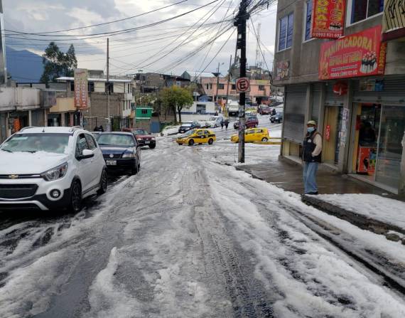 Fuertes lluvias con granizo se registran en Quito.