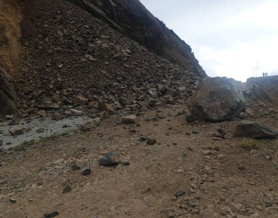 Se cerró un tramo de la vía Cuenca-Molleturo debido a un deslizamiento de tierra
