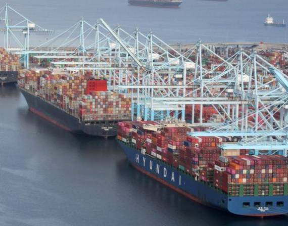 Decenas de buques con contenedores han estado esperando para descargar sus mercancías en puertos estadounidenses