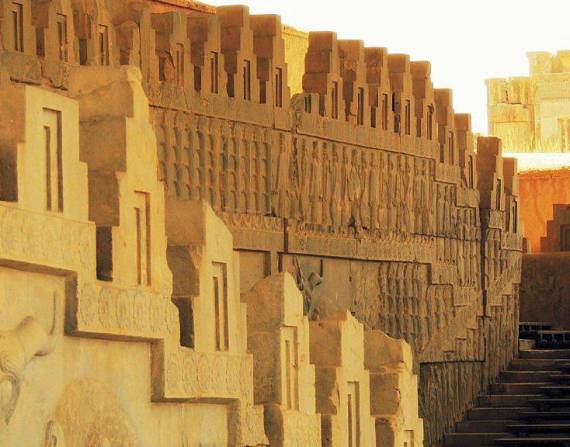 Restos del salón principal del complejo Takhte Jamshid, Persépolis, que fue la capital del imperio persa aqueménida hasta que Alejandro Magno la redujo a escombros.