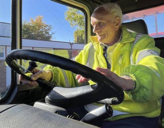 Brian Wilson, de 90 años, se unió a la empresa de transporte de su padre en la década de 1960 y desde entonces trabaja allí.