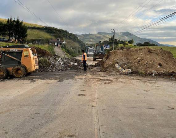 Limpieza de vías tras paro nacional en Ecuador. Foto: Ministerio de Obras Públicas.