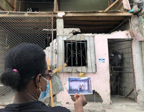 Mónica Medina muestra una foto de su casa, su hija y su nieta años antes de la explosión.