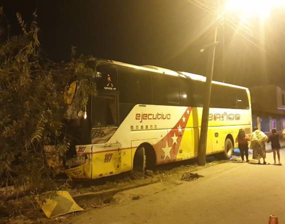 El autobús se impactó contra una vivienda mientras cubría la ruta Quito - Tena en la Amazonía.