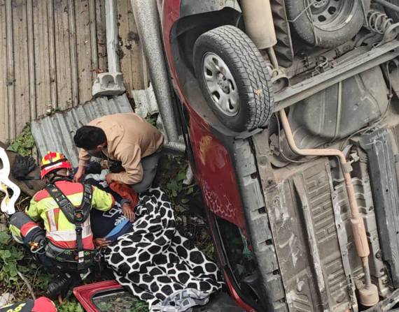 Un auto cayó sobre el techo de una vivienda al sur de la capital