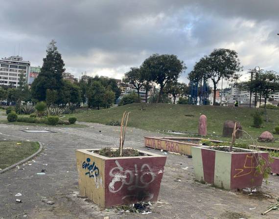Manifestantes fueron retirados delparque El Arbolito, en Quito.
