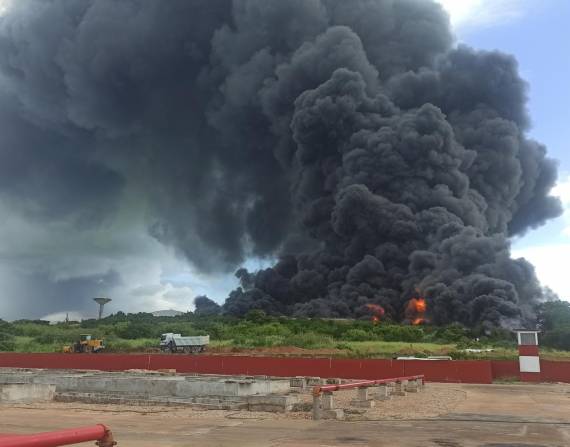 Fotografía de una columna de humo generada por el incendio en un depósito de combustible hoy, en Matanzas (Cuba).