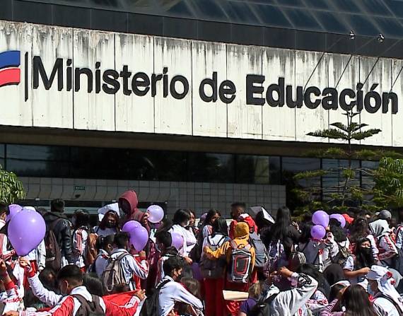Estudiantes protestaron por la agresión sexual que sufrió una menor en Quito.