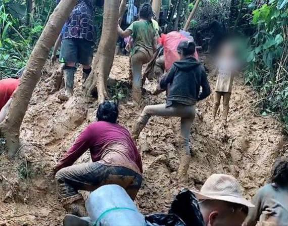 Migrantes cruzan el Darién.