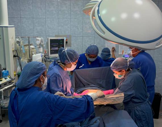 Momento en el que se realizó la intervención quirúrgica en Hospital Gineco Obstétrico Isidro Ayora.