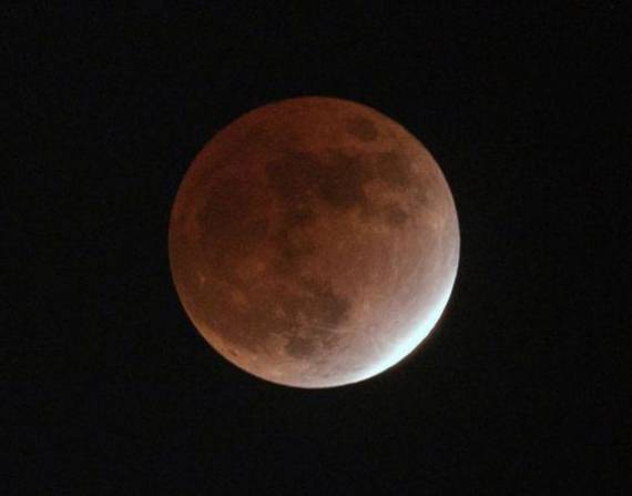 El eclipse lunar parcial visto desde la plataforma de observación de Roppongi Hills en Tokio.