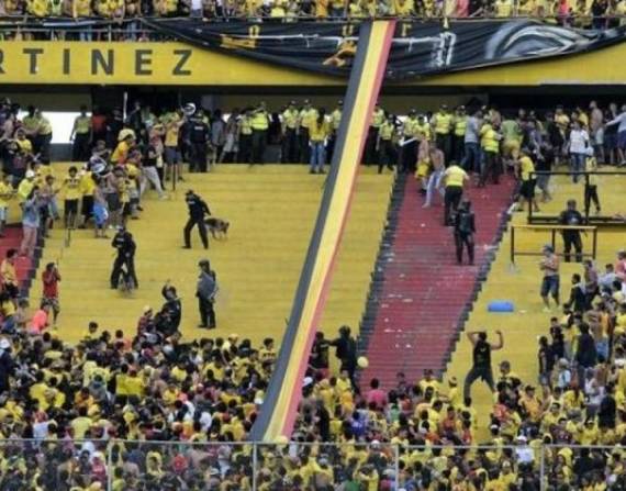 El gol de Alexis Zapata provocó actos violentos entre hinchas en las gradas del estadio Monumental de Guayaquil.