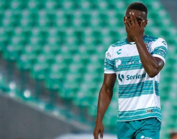 Félix Torres, defensor ecuatoriano del Santos Laguna.
