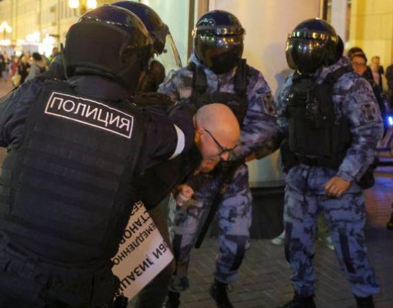 Guerra en Ucrania: más de 1.000 detenidos en Rusia por protestar contra la decisión de Putin de movilizar más tropas