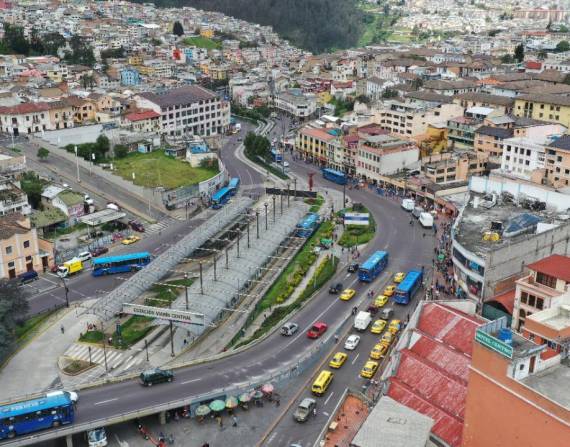 Fotografía aérea de La Marín, uno de los puntos en donde se producen congestiones vehiculares en Quito.