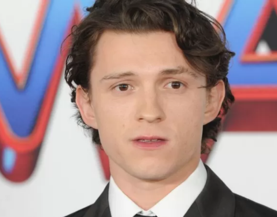 Tom Holland interpreta al hombre araña en la película de 2021 Spider-Man: sin camino a casa.