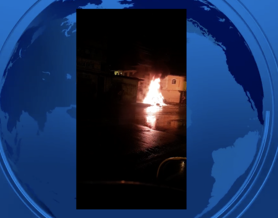 Residentes captaron en video el momento en el que un vehículo fue quemado en el centro de Esmeraladas.