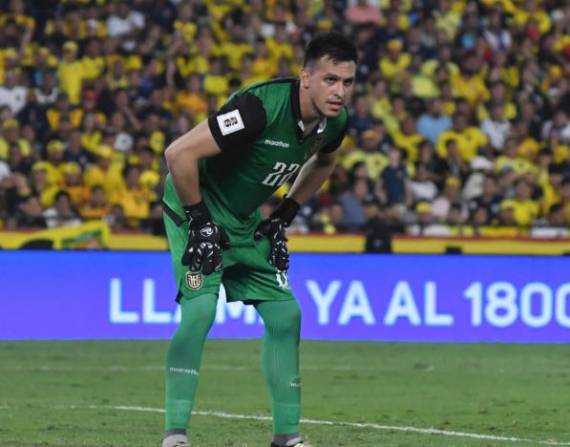 El portero de la selección de Ecuador, Gonzalo Valle, ante la selección de Brasil por Eliminatorias