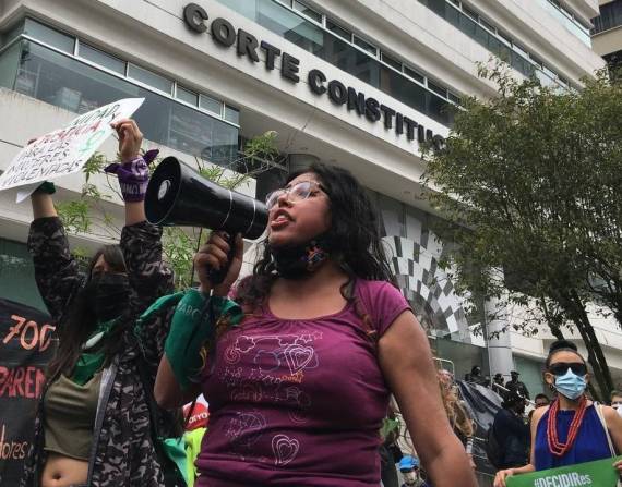Casi todos los bloques han dejado en libertad a sus legisladores para decidir su voto, para aprobarse el informe de mayoría se requieren 70 votos.