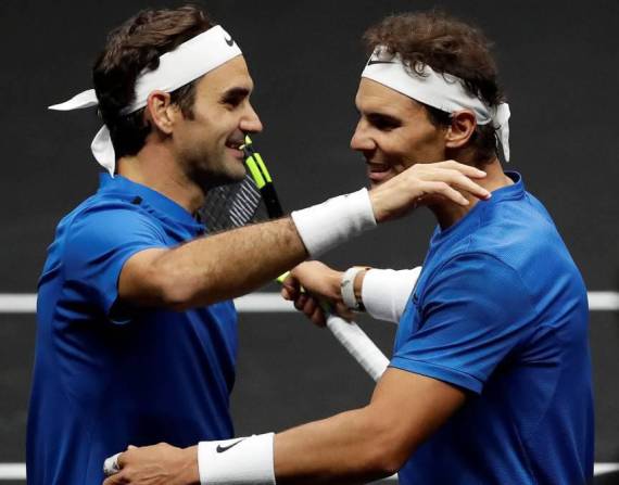 Roger Federer y Rafa Nadal celebrando un punto.