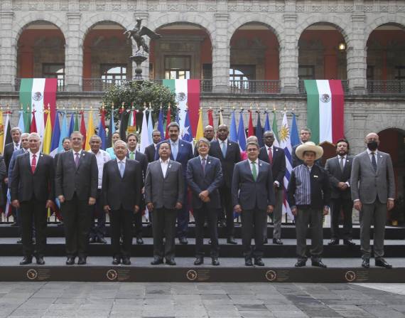 En esta fotografía divulgada por la Oficina de Prensa de la Presidencia de México, líderes de América Latina y el Caribe posan para una foto grupal en un patio del Palacio Nacional durante la Cumbre de la Comunidad de Estados Latinoamericanos y Caribeños (CELAC).