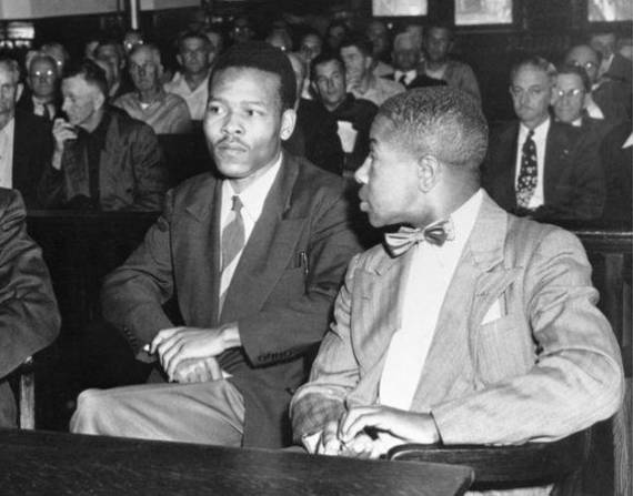Uno de los hombres indultados, Walter Irvin, con sus abogados durante su nuevo juicio en 1952.