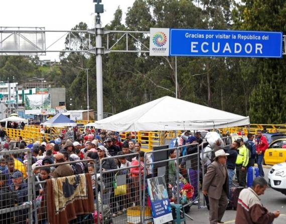 Migrantes en la frontera de Ecuador y Colombia, cuano el paso estaba restringido.