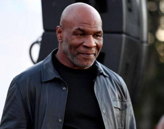 Mike Tyson golpea en un avión a otro pasajero que le tiró una botella