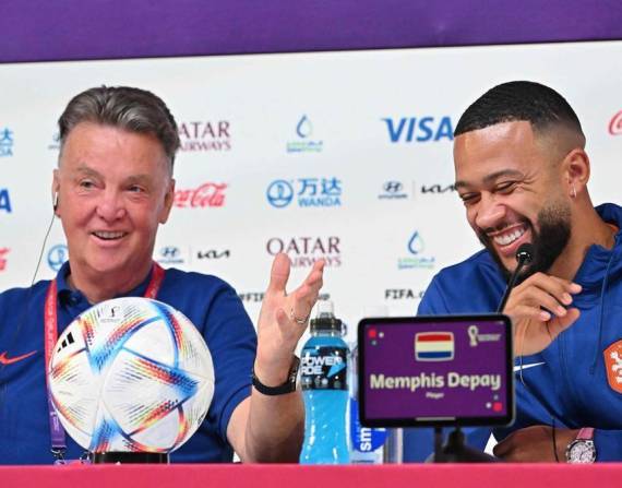 Louis Van Gaal y Memphis Depay durante rueda de prensa.