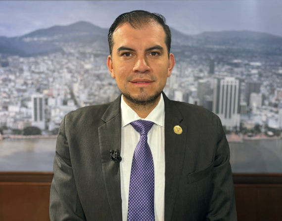 El ministro Harold Burbano en el set de Ecuavisa en Guayaquil.