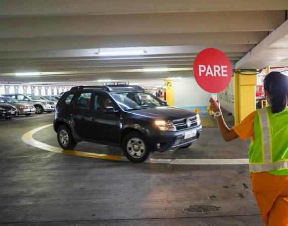 Mall del Sol, cuenta con personal de soporte temporal en el estacionamiento para que direccionen la nueva circulación.