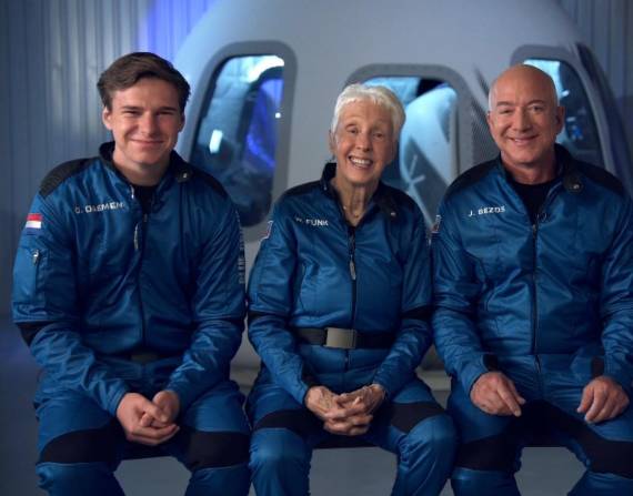 El hombre más rico del planeta, alcanzó este martes el espacio junto a tres compañeros a bordo del New Shepard.