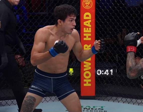 Andrés Luna en pleno combate contra el brasileño Alessandro Costa.