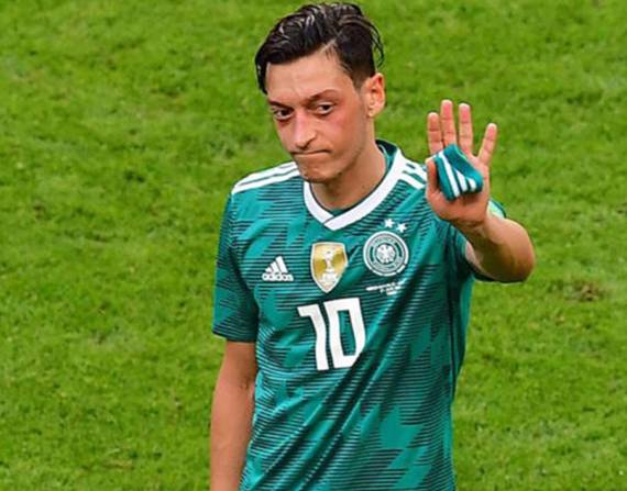 Mesut Özil, anunció su retiro profesional luego de 17 temporadas activo.