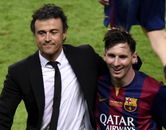 Luis Enrique (i) y Lionel Messi festejan la consecución de la Champions League 2014-2015 tras vencer en la final a la Juventus.