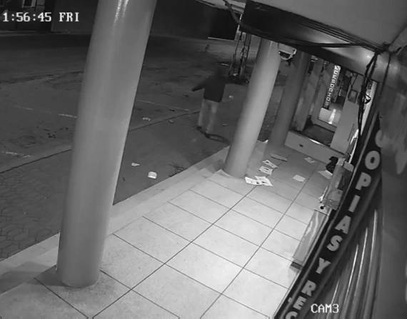 Momento en el que un desconocido dispara contra la Fiscalía de Montecristi.