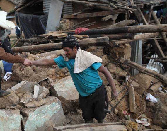 La población damnificada se ha quedado sin hogar, ya que el sismo destruyó 117 casas y dejó 376 viviendas inhabitables por daños irreparables.