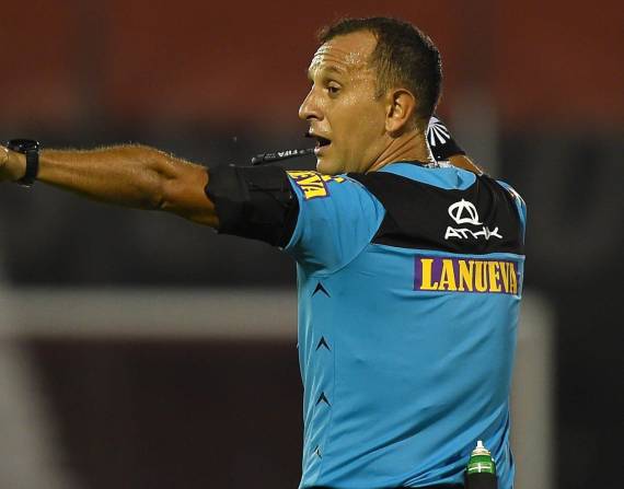 Darío Herrera, árbitro central argentino, dirigirá el partido entre Liga de Quito y Delfín.