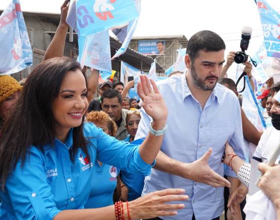 Marcela Aguiñaga y Aquiles Álvarez en un recorrido de campaña en Guayaquil.
