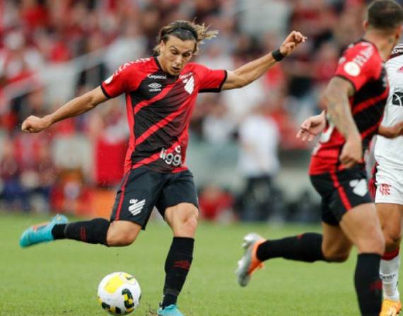 Copa Libertadores: jugador de Atl. Paranaense que fue pasabolas en el Monumental