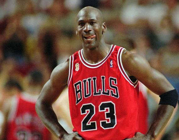 Subastan camiseta de Michael Jordan valorada entre 3 y 5 millones dólares