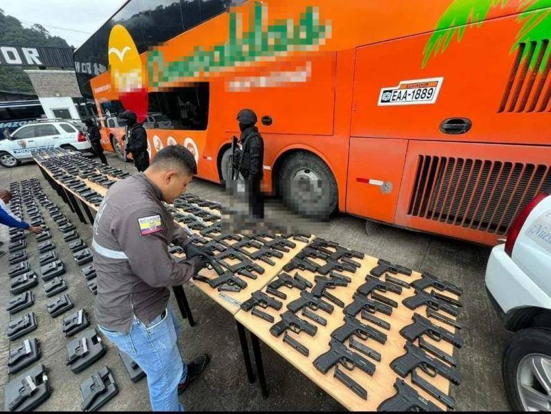 Policía encuentra 288 armas y decenas de miles de municiones dentro de bus interprovincial en Napo