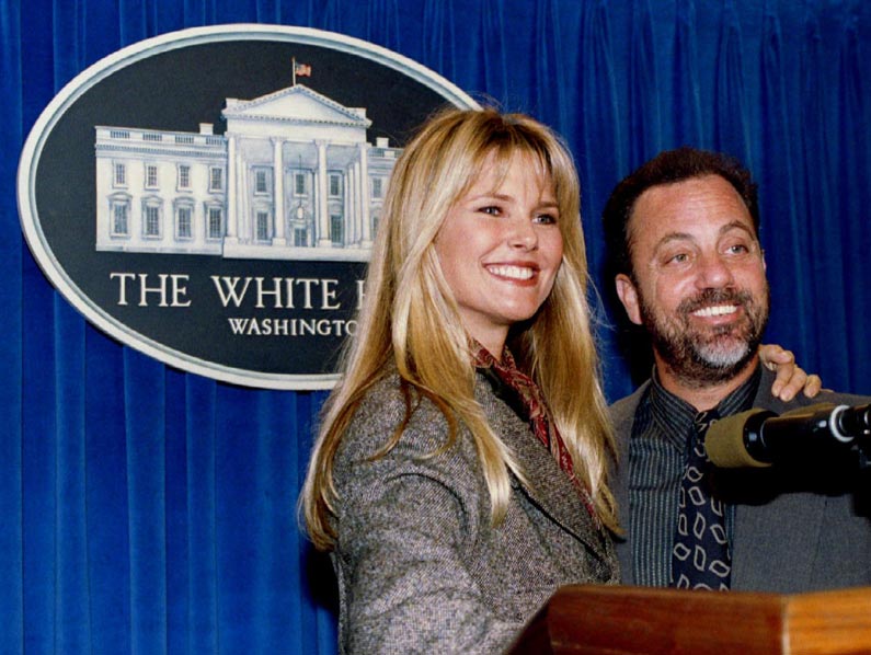 Modelo sorprende a sus 63 años posando para Sports Illustrated