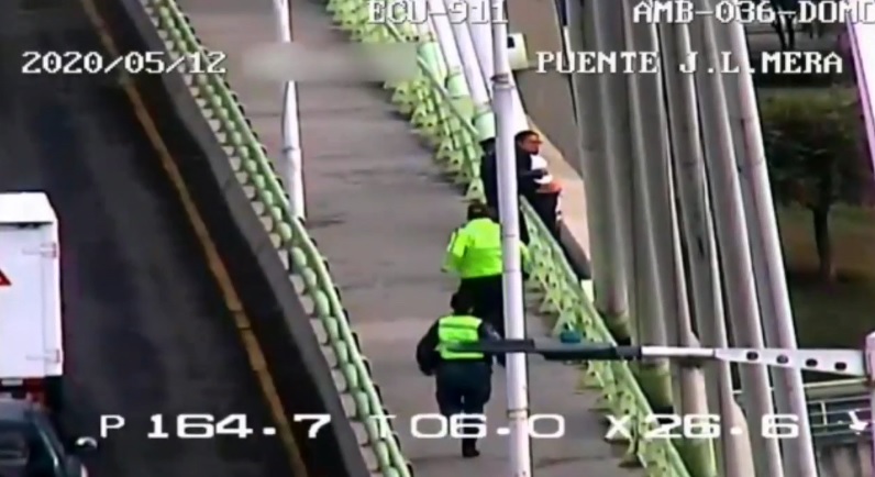 En Ambato evitan que mujer posiblemente embarazada se suicide