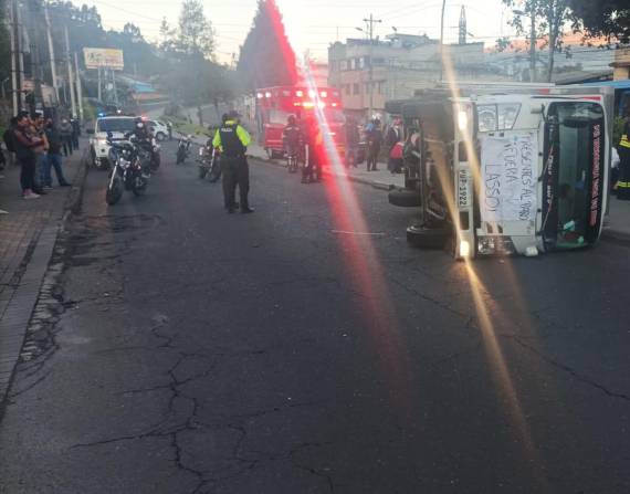 Un camión, con un cartel que muestra su rechazo al Gobierno, se volcó en el sur de Quito.