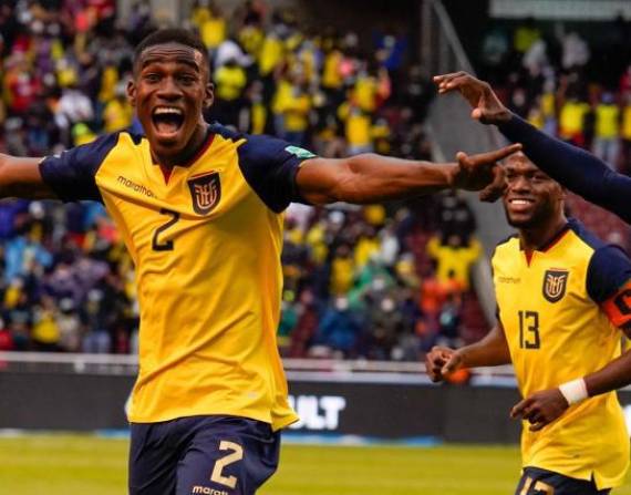 Jugadores de Ecuador celebran el gol ante Brasil