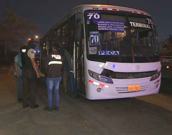 El chofer del bus relató que 4 personas subieron a su unidad en el paradero ubicado a pocos metros de la terminal Río Daule, de la Metrovía.